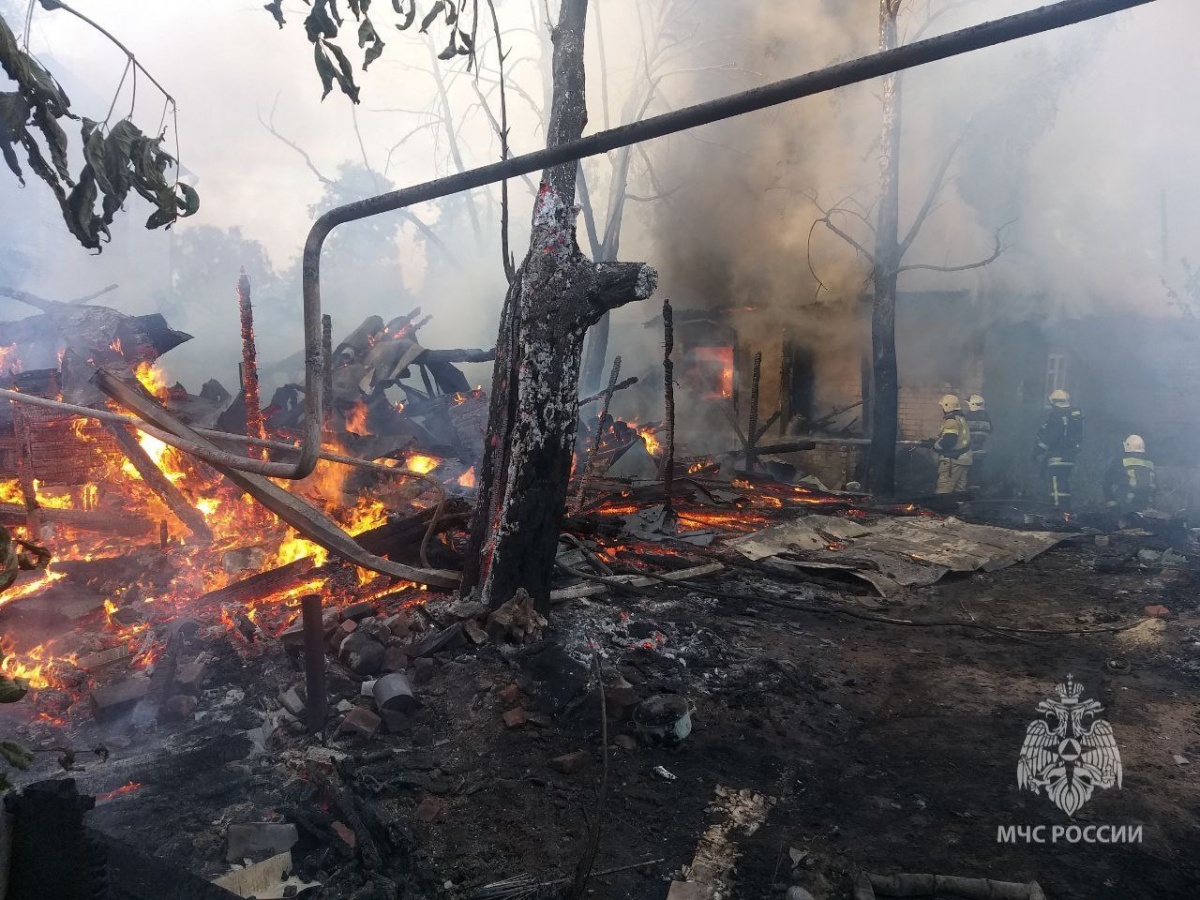 Частный дом и две бани сгорели на улице Архимеда в Нижнем Новгороде