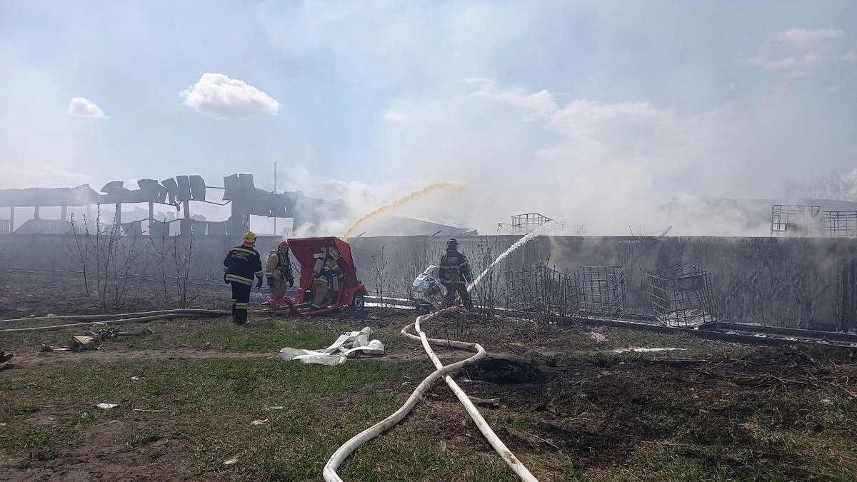 Открытое горение ликвидировано на пожаре в промзоне Дзержинска - фото 1