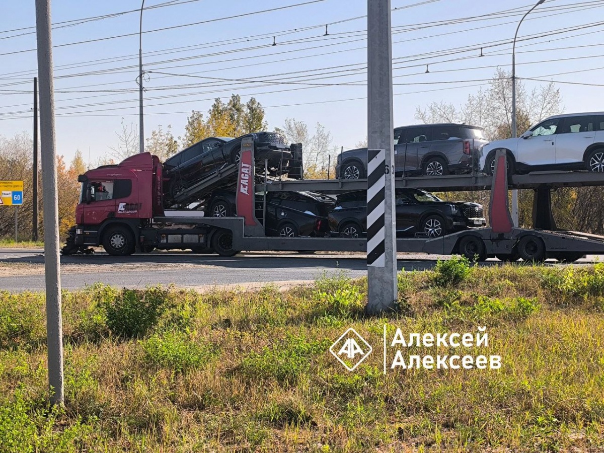 Автовоз с китайскими иномарками попал в ДТП в Дзержинске - фото 1