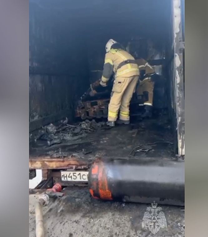 Грузовик сгорел в Нижнем Новгороде из-за газового баллона - фото 1