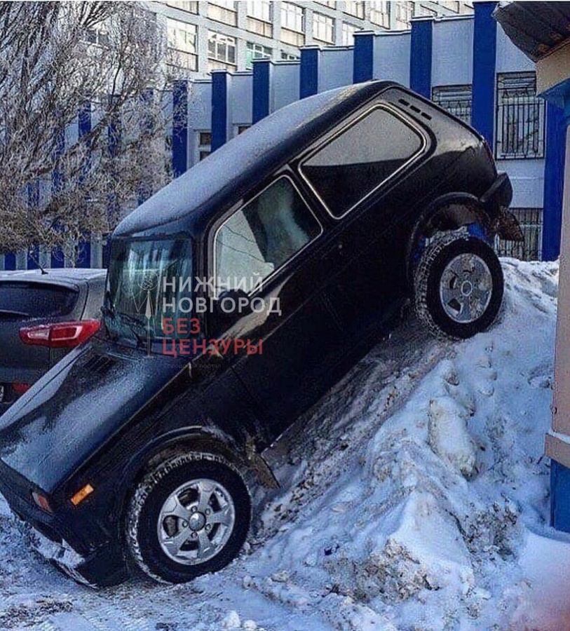 Соцсети: нижегородцы превратили снежные завалы в парковочные места - фото 1
