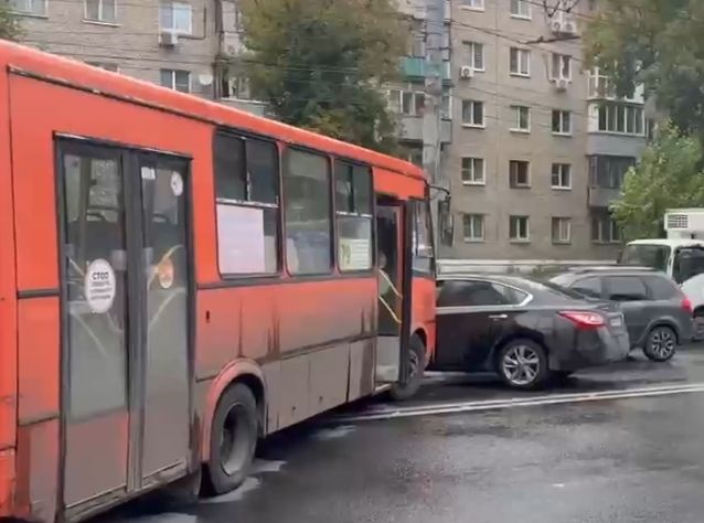 Стали известны подробности ДТП, из-за которого стояло Московское шоссе  - фото 1