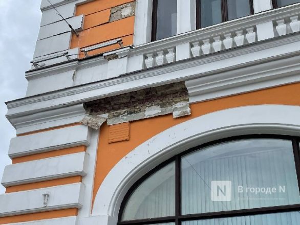 Часть карниза обрушилась на памятнике архитектуры на улице Большой Покровской - фото 2