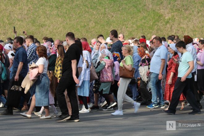 Фоторепортаж: как прошел пасхальный крестный ход в Нижнем Новгороде - фото 35