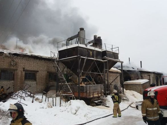 Крыша административного здания горит в Семенове - фото 2