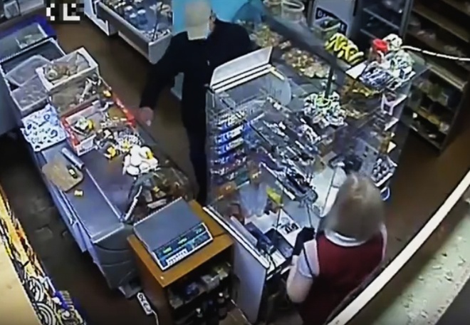 Угрожая расправой, арзамасец вытащил из кассы магазина почти 33 тысячи рублей - фото 1